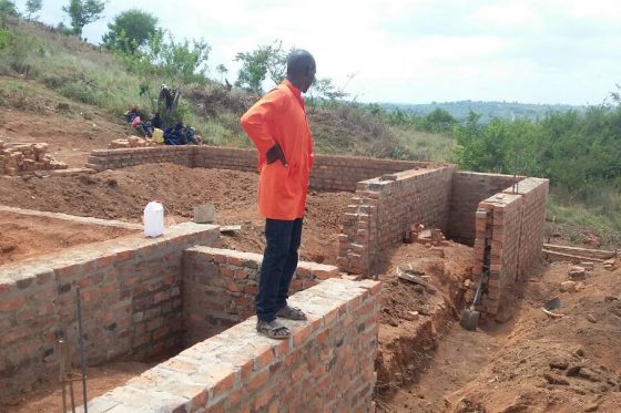 Construcción nueva escuela en Kenziga