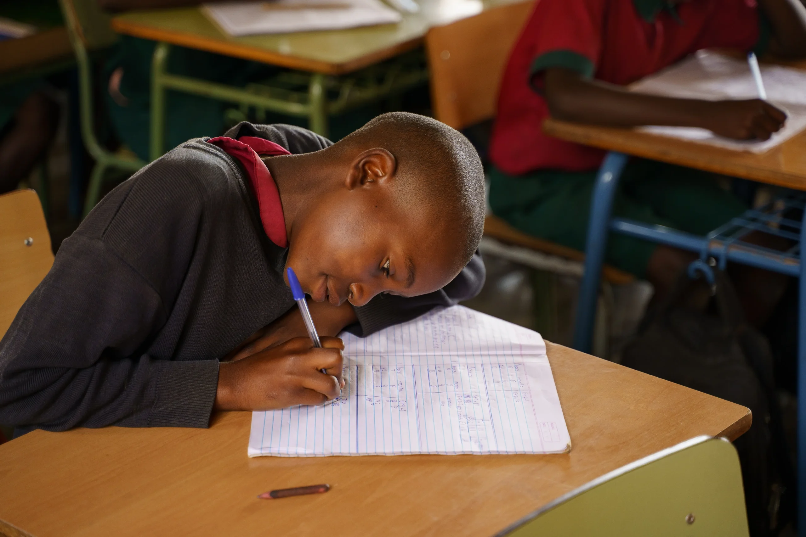 Niño escribiendo